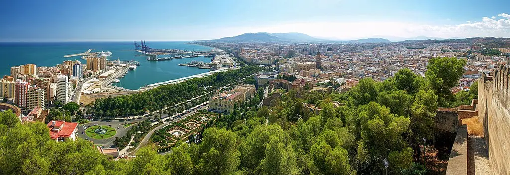 Vista de Málaga (alcazaba, puerto, skyline)